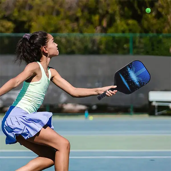 Hình ảnh người chơi bóng pickleball Leatou 40 lỗ 26g