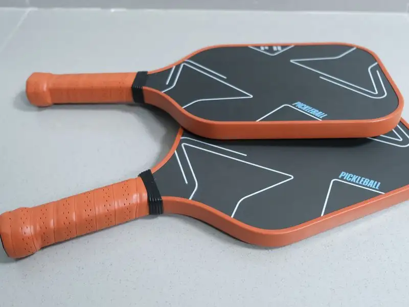 Hình ảnh thực tế vợt Pickleball T700 CARBON FIBRE trải sàn