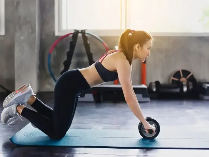 Tập với con lăn tập bụng