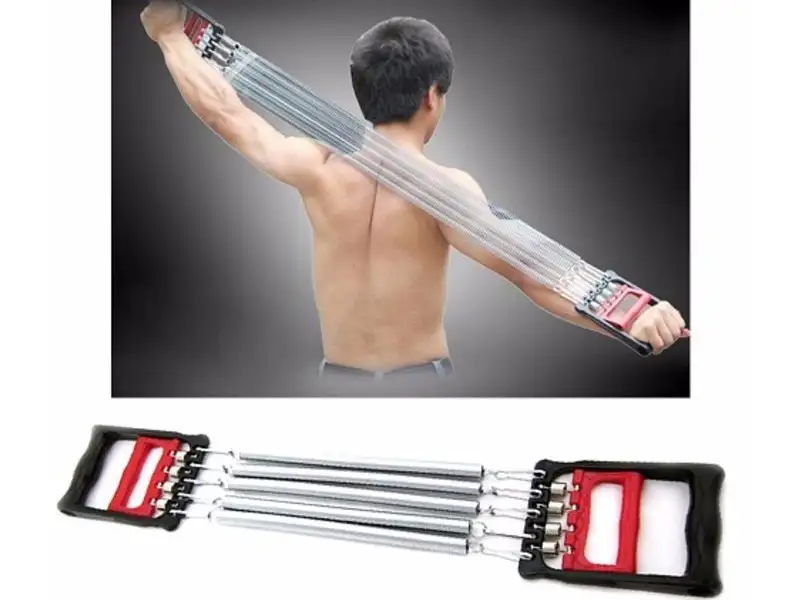 Tập động tác xoay vai với dây kéo lò xo