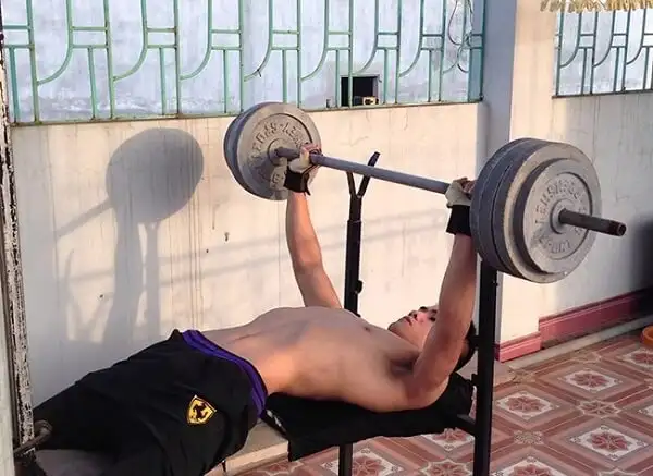 Hoàn thiện và lắp nệm ghế tập tạ