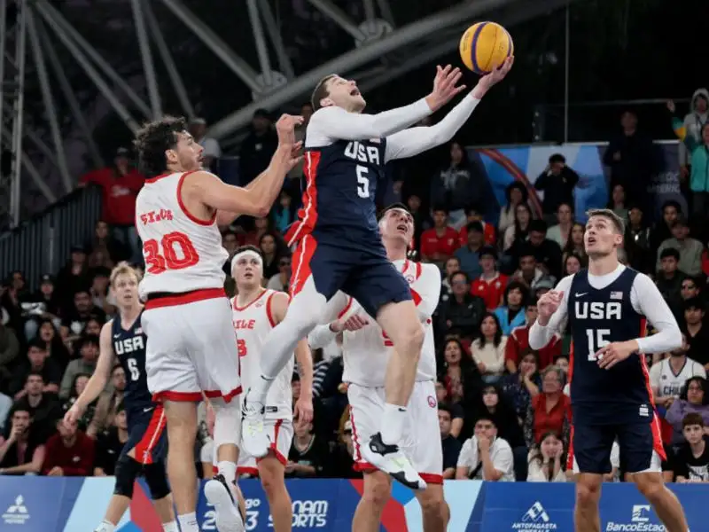 Tất cả cầu thủ chỉ được phép sử dụng tay để chơi bóng