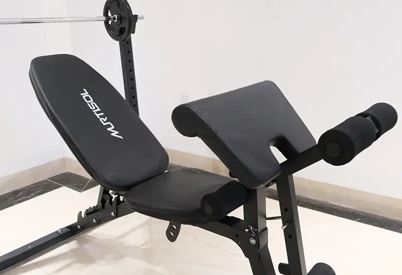 Yên ghế và bàn tập tay trước được bọc mút da dày