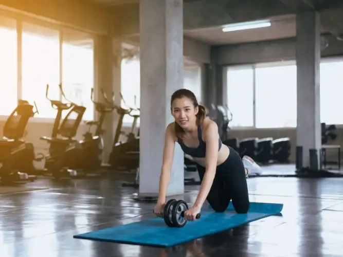 bài tập bụng với con lăn
