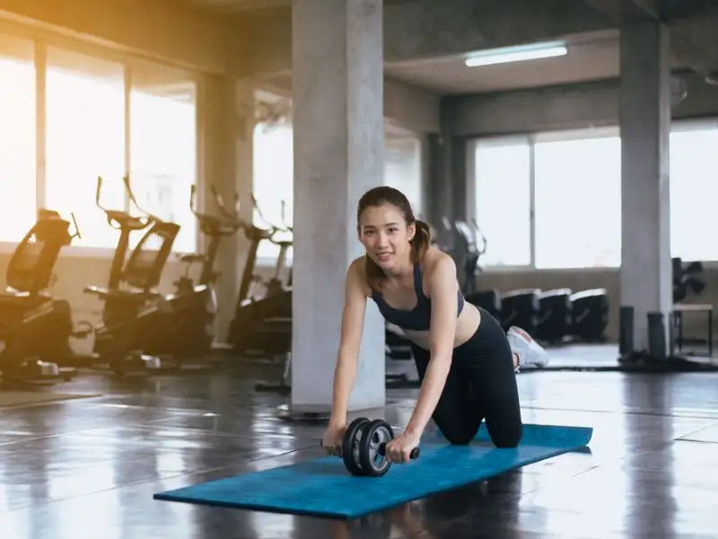 bài tập bụng với con lăn